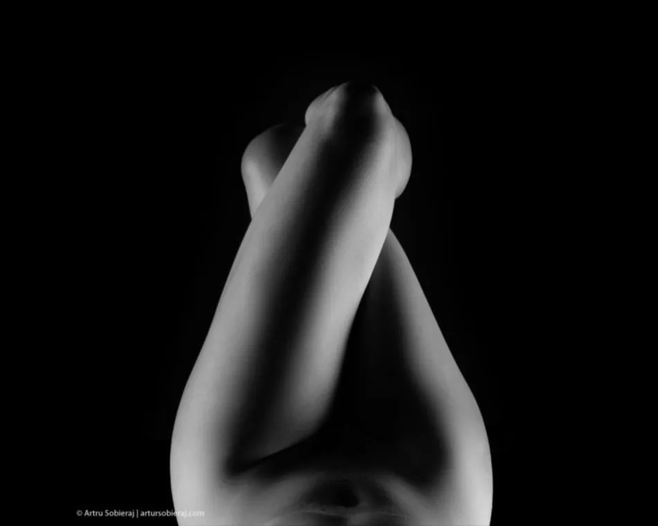 akt kobiecy kobiece nogi na ciemnym tle autor Artur Sobieraj fotograf - artursobieraj.com