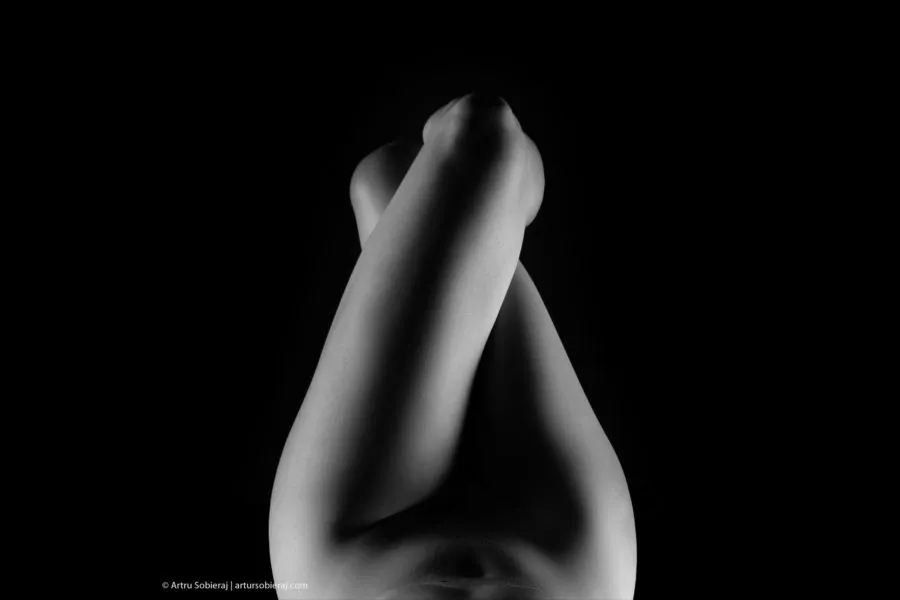 czarno biała fotografia przedstawiająca kobiece nogi fotografia autorstwa Artura Sobieraja - artursobieraj.com; Artur Sobieraj Fotograf
