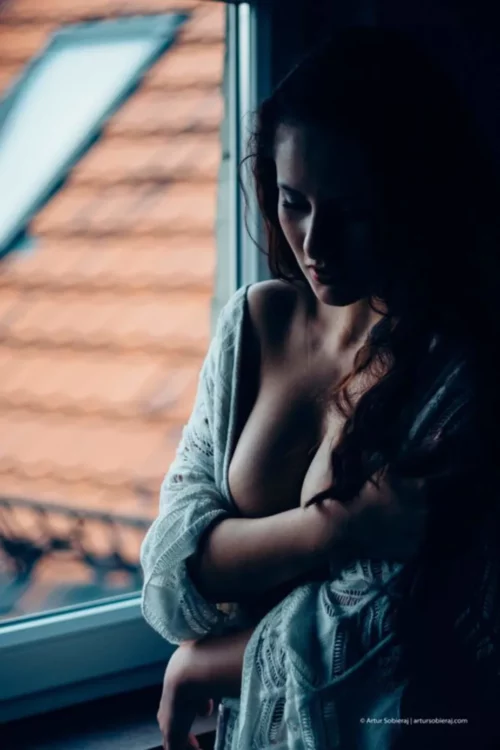 sesja buduarowa rozbierana w bieliźnie kameralna portret kobiety przy oknie fotograf Artur Sobieraj