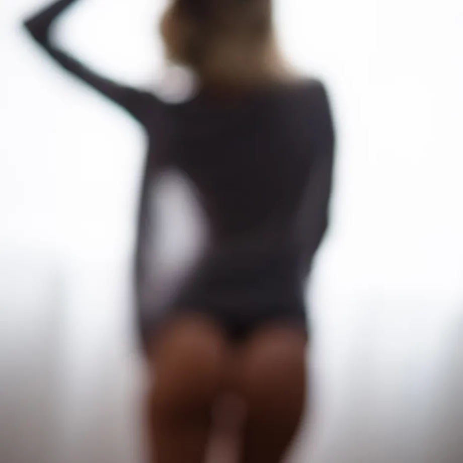 Sesja buduarowa rozbierana w bieliźnie kameralny portret kobiety przy oknie fotograf Artur Sobieraj