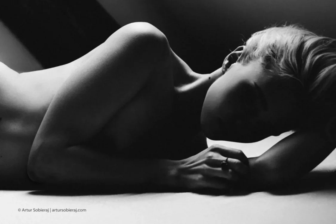 sesja buduarowa rozbierana w bieliźnie kameralna portret kobiety w cieniu fotograf Artur Sobieraj