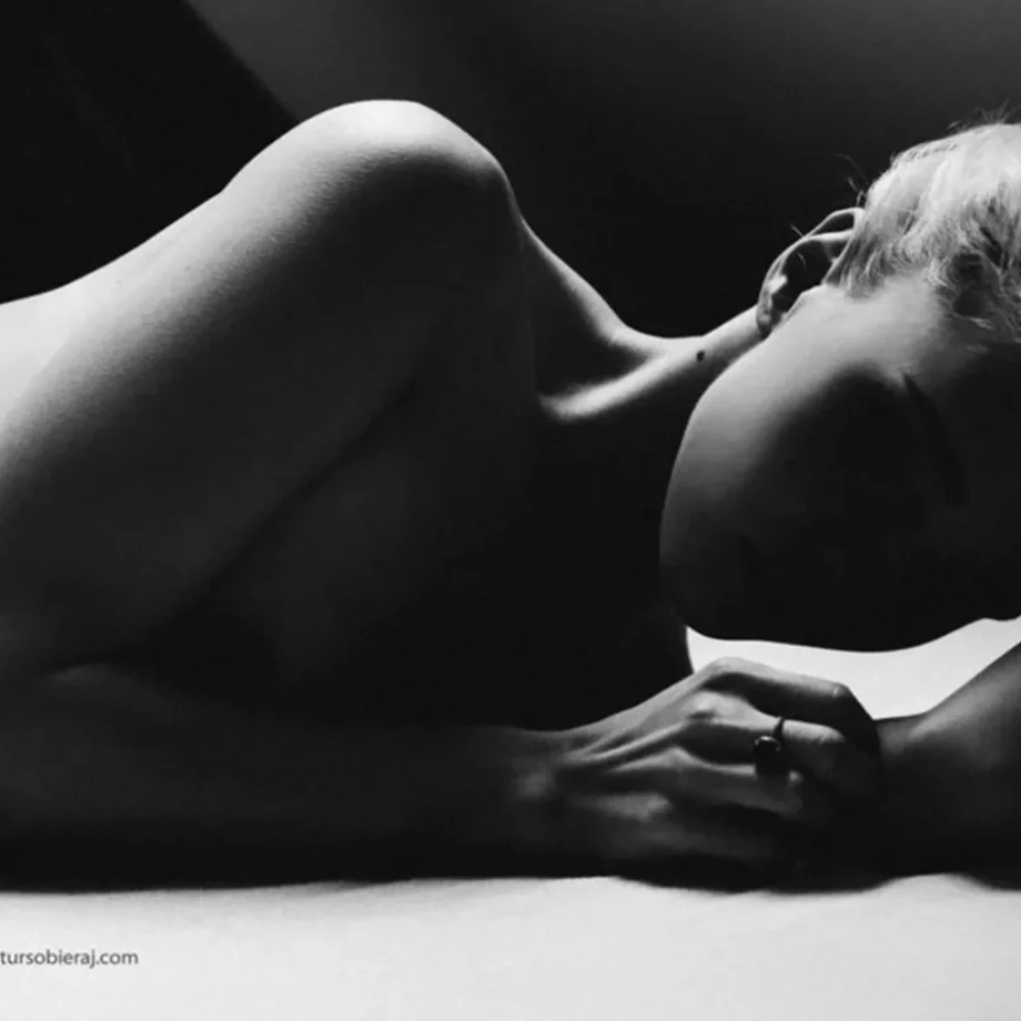 sesja buduarowa rozbierana w bieliźnie kameralna portret kobiety w cieniu fotograf Artur Sobieraj
